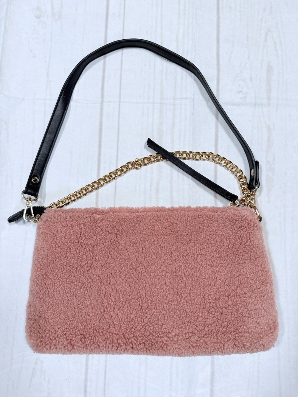 Crossi Faux Shearling/Sherpa Chain Slouchy
Shoulder bag pink mauve gold chain